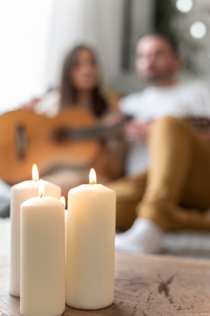 Pareja disfrutando del estilo de vida de casa de invierno