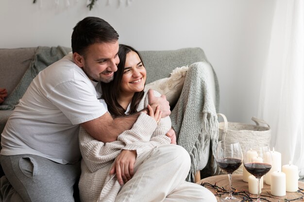 Pareja disfrutando del estilo de vida de casa de invierno