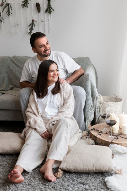 Pareja disfrutando del estilo de vida de casa de invierno