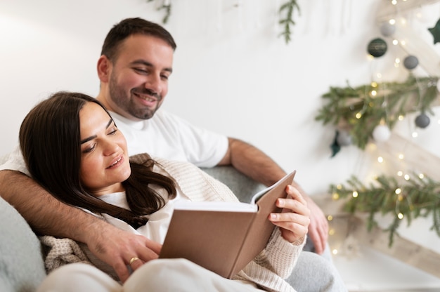 Pareja disfrutando del estilo de vida de casa de invierno