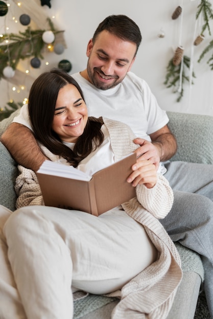 Pareja disfrutando del estilo de vida de casa de invierno