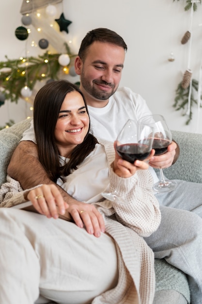 Pareja disfrutando del estilo de vida de casa de invierno