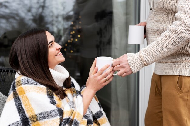 Pareja disfrutando del estilo de vida de casa de invierno