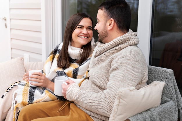 Pareja disfrutando del estilo de vida de casa de invierno