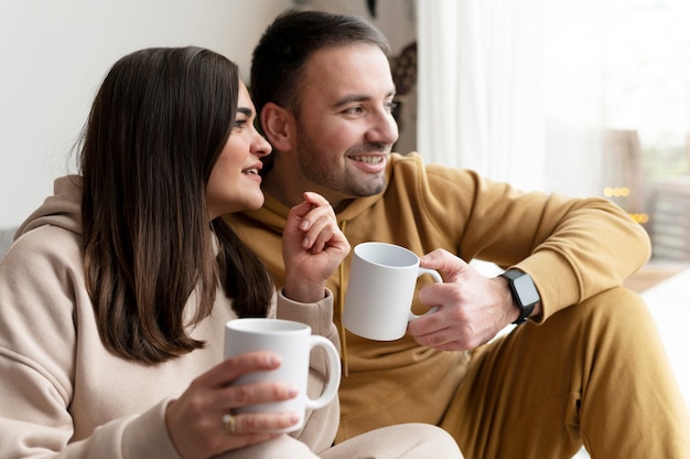 Pareja disfrutando del estilo de vida de casa de invierno