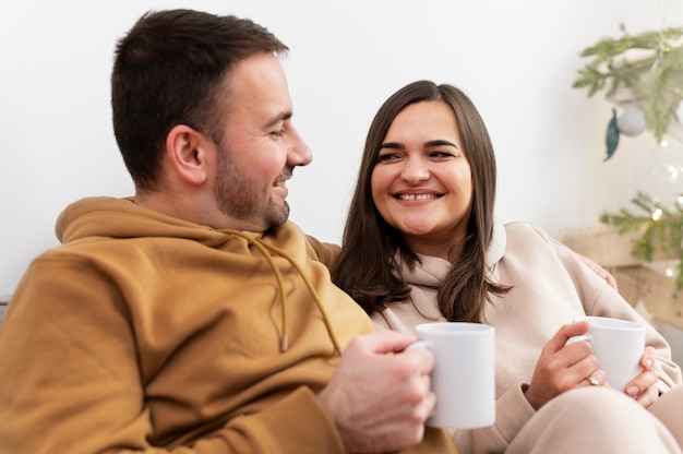 Foto gratuita pareja disfrutando del estilo de vida de casa de invierno