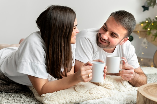 Pareja disfrutando del estilo de vida de casa de invierno