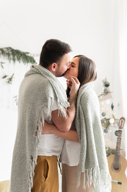 Foto gratuita pareja disfrutando del estilo de vida de casa de invierno