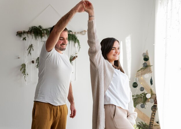 Pareja disfrutando del estilo de vida de casa de invierno