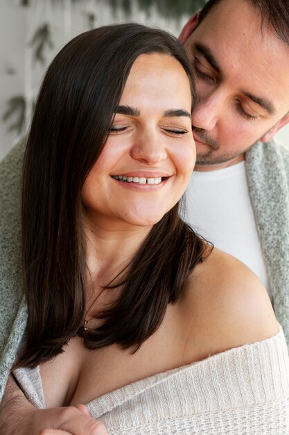 Pareja disfrutando del estilo de vida de casa de invierno