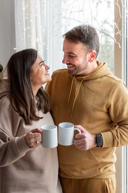 Pareja disfrutando del estilo de vida de casa de invierno