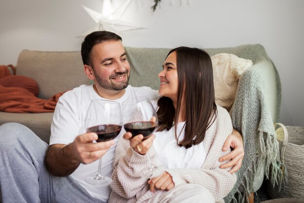 Foto gratuita pareja disfrutando del estilo de vida de casa de invierno