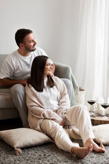 Pareja disfrutando del estilo de vida de casa de invierno