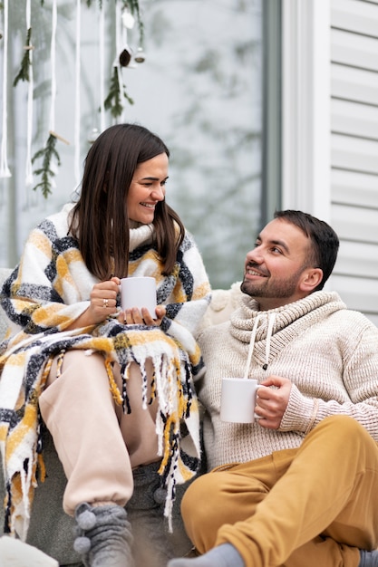 Foto gratuita pareja disfrutando del estilo de vida de casa de invierno