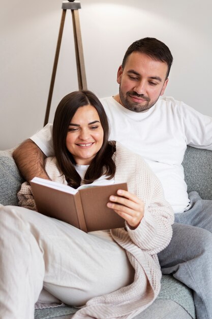 Foto gratuita pareja disfrutando del estilo de vida de casa de invierno