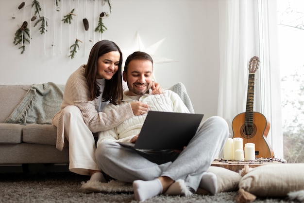 Pareja disfrutando del estilo de vida de casa de invierno