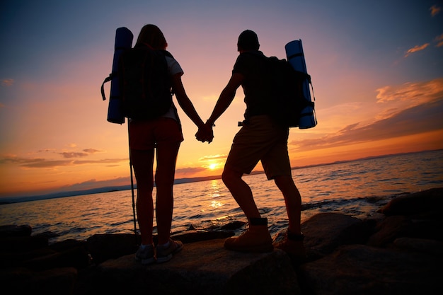 Pareja disfrutando del horizonte