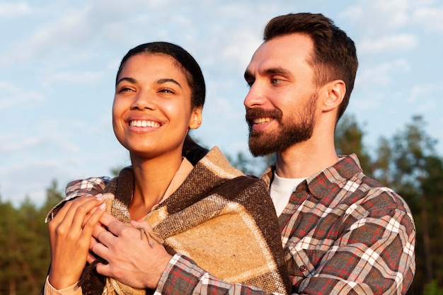 Foto gratuita pareja disfrutando juntos de la vista