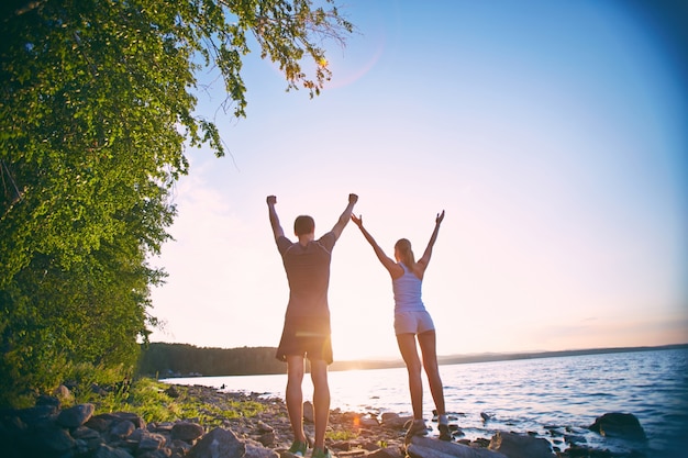 Pareja disfrutando de la libertad y la felicidad