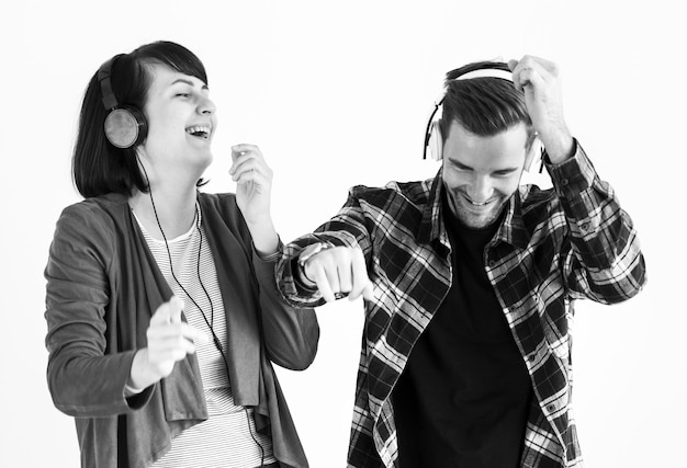 Pareja disfrutando de la música aislada