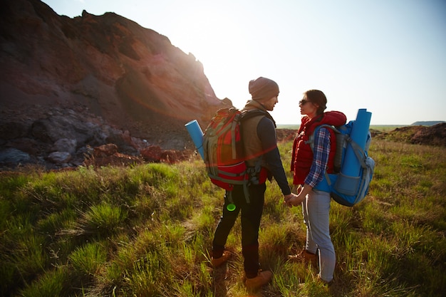 Pareja disfrutando de la naturaleza en América del norte