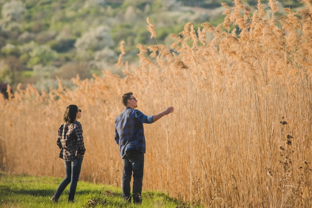 Pareja disfrutando de la naturaleza en un día soleado