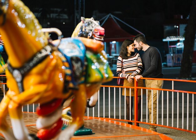 Pareja disfrutando en el parque de atracciones