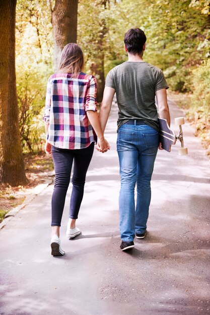 Pareja disfrutando en el parque