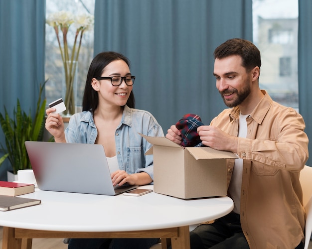 Pareja disfrutando el pedido en línea que recibieron