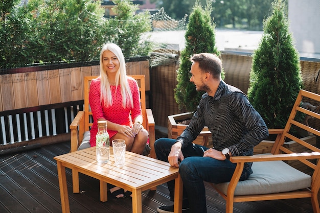 Foto gratuita pareja disfrutando en el restaurante