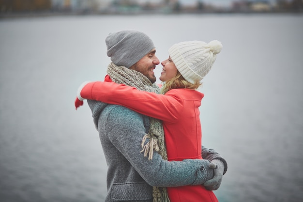 Foto gratuita pareja disfrutando de su amor al aire libre