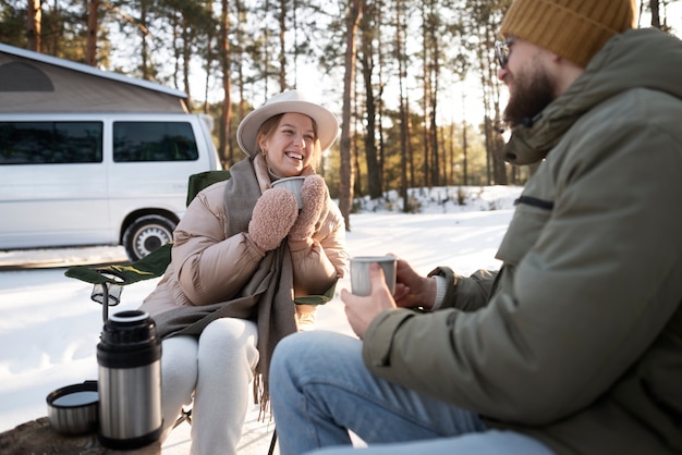 Pareja disfrutando de su campamento de invierno