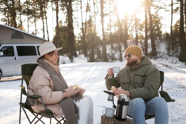 Pareja disfrutando de su campamento de invierno