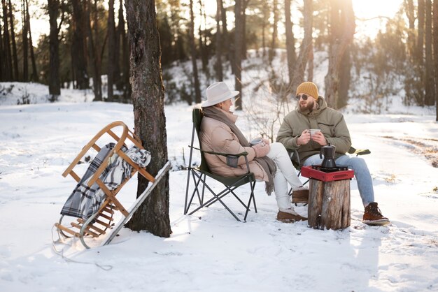 Pareja disfrutando de su campamento de invierno