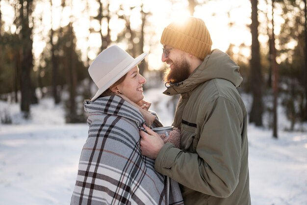 Pareja disfrutando de su campamento de invierno