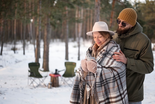 Foto gratuita pareja disfrutando de su campamento de invierno