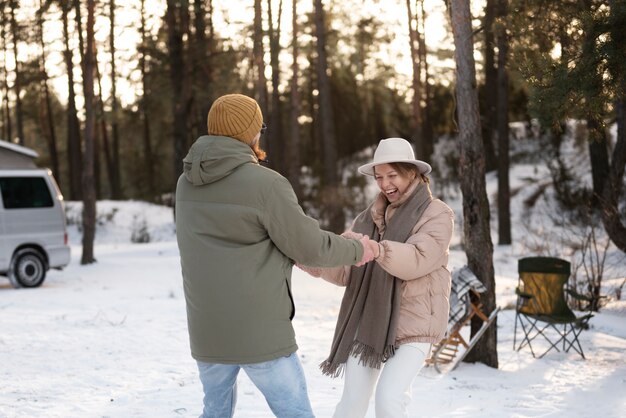 Pareja disfrutando de su campamento de invierno