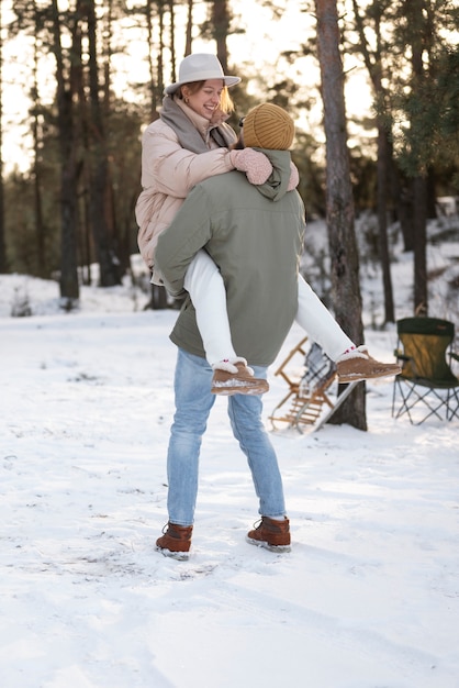 Pareja disfrutando de su campamento de invierno