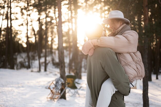 Pareja disfrutando de su campamento de invierno