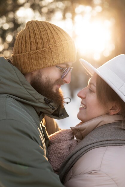 Pareja disfrutando de su campamento de invierno