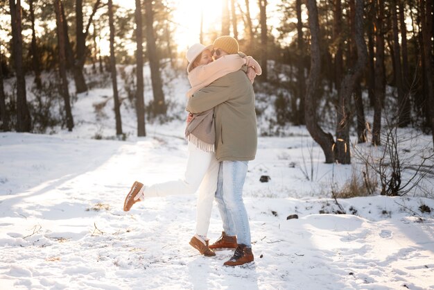 Pareja disfrutando de su campamento de invierno