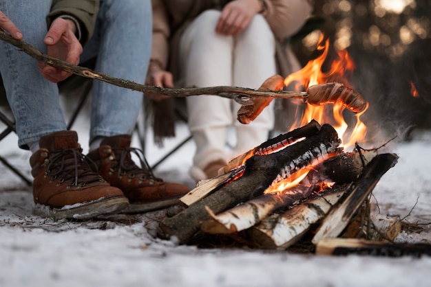 Foto gratuita pareja disfrutando de su campamento de invierno