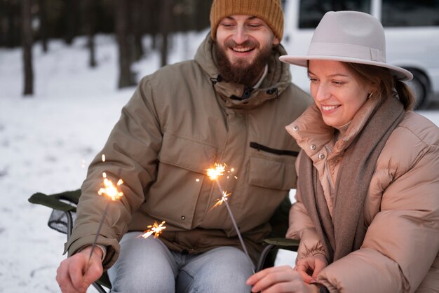 Pareja disfrutando de su campamento de invierno