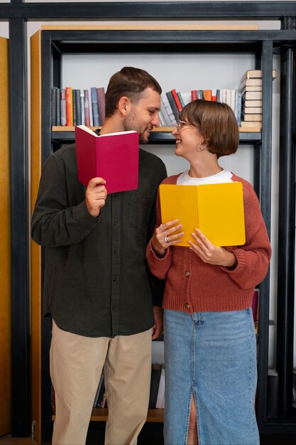 Pareja disfrutando de su cita en la librería