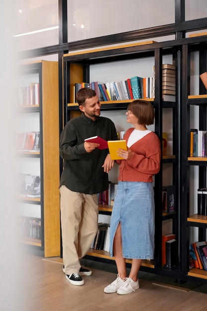 Foto gratuita pareja disfrutando de su cita en la librería