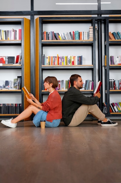 Pareja disfrutando de su cita en la librería