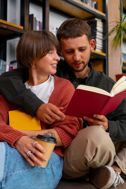 Foto gratuita pareja disfrutando de su cita en la librería