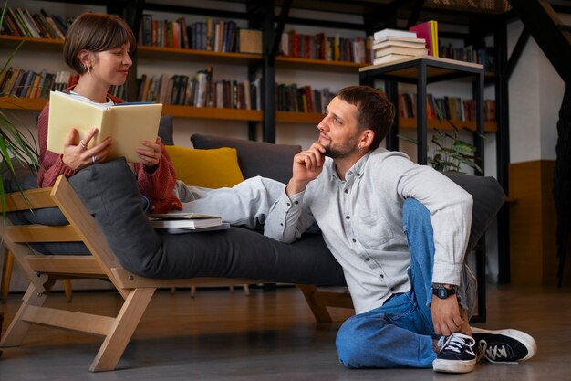 Foto gratuita pareja disfrutando de su cita en la librería