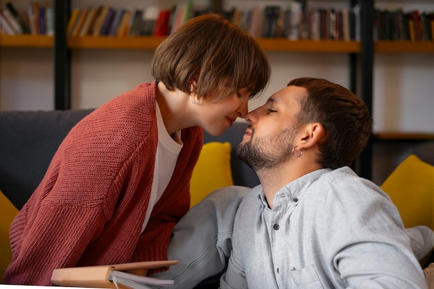 Pareja disfrutando de su cita en la librería