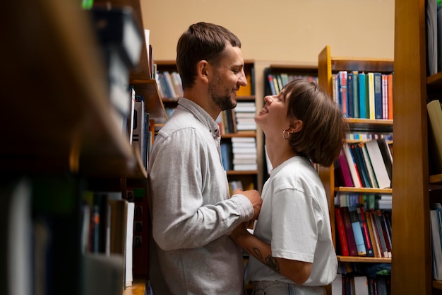 Pareja disfrutando de su cita en la librería